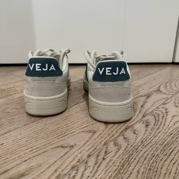 Veja V-90 women’s casual sneaker size 9 - Picture 2 of 5